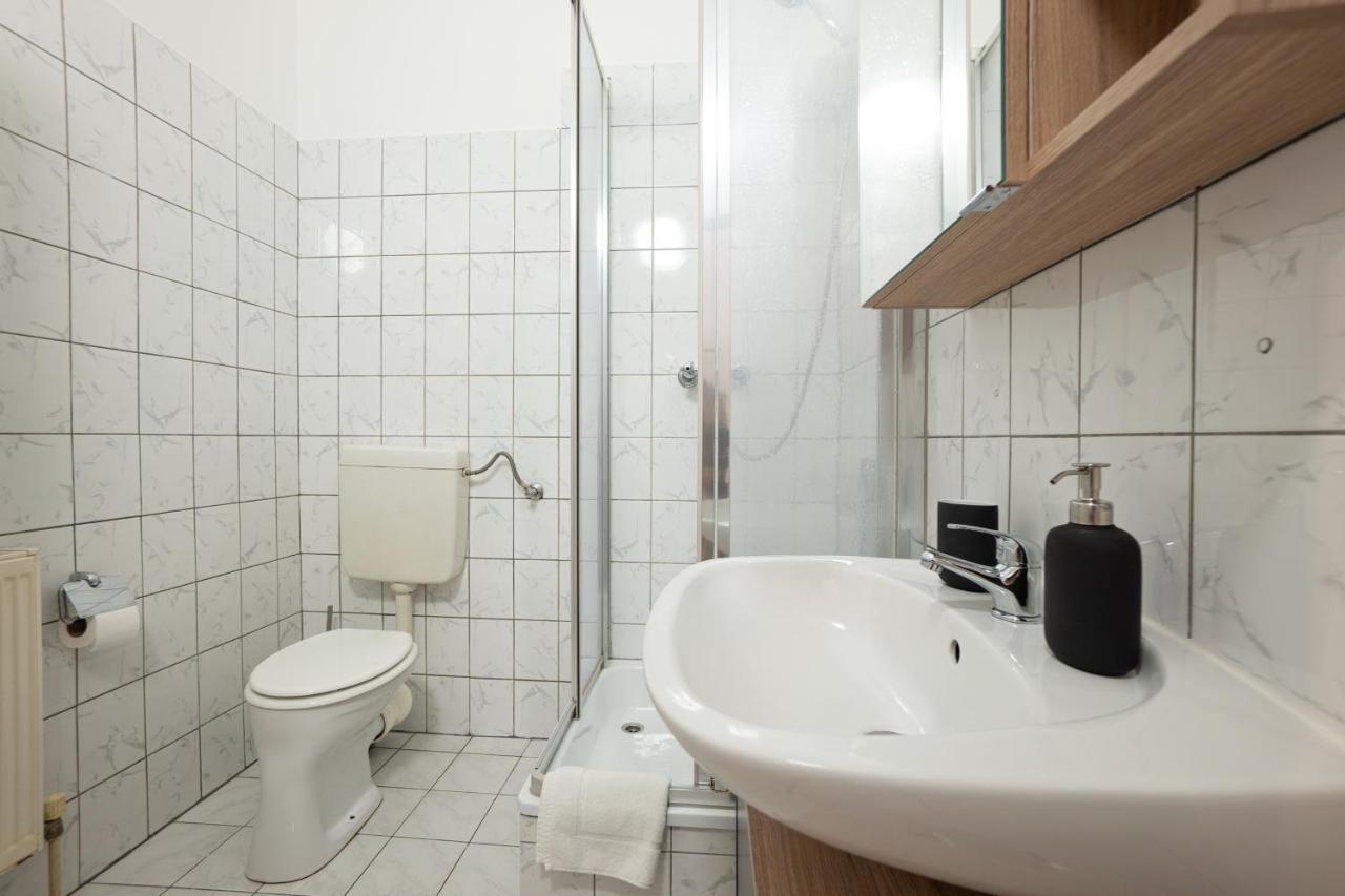 Lovely 1-Bedroom Apartment Next To Praterstern Viena Exterior foto