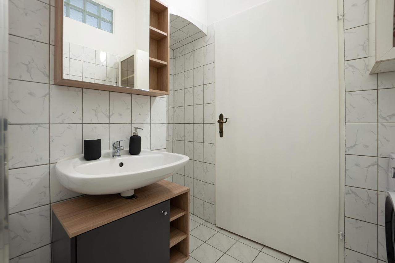 Lovely 1-Bedroom Apartment Next To Praterstern Viena Exterior foto